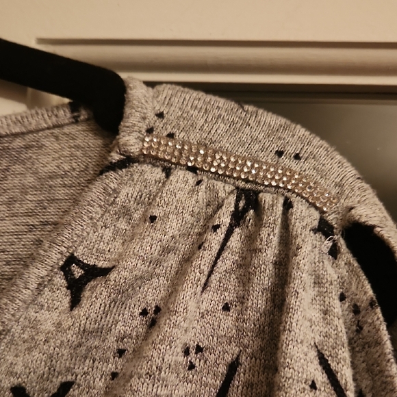 Simply Scarlett Gray V-Neck Flutter Sleeve Blouse Top Paris Eiffel Tower Print - Picture 5 of 6